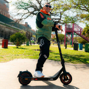 Monopatin electrico Inmotion Air Pro foto real en comparacion con una persona Eco Alsina Argentina